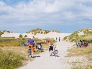 Friesland tour dagje uit friesland fietsen naar het strand. Lauwersoog strand Fietsverhuur Schiermonnikoog